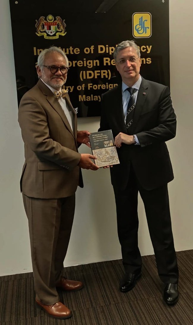 Ambassador Emir S. Yüksel paid a courtesy visit to Ambassador Dato Zainol Rahim Zainuddin, Director General of Institute of Diplomacy and Foreign Relations of the Ministry of Foreign Affairs of Malaysia.
🇹🇷🤝🇲🇾
<a href="/IDFRMalaysia/">Institute of Diplomacy and Foreign Relations 🇲🇾</a> <a href="/MalaysiaMFA/">Wisma Putra</a>