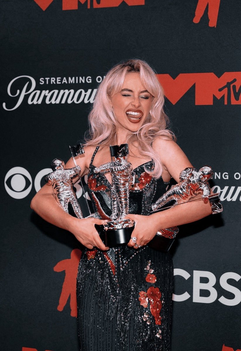 thank you #VMAs and everyone who voted relentlessly for my 3 moon men! 💋