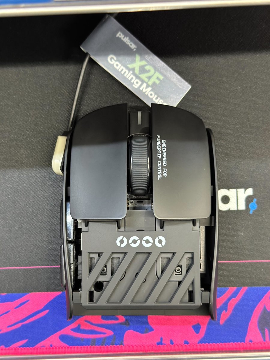 Tsukumo_eX's tweet image. 【2F】
Pulsar から後部部分を
大胆に省略した🔪マウス御座います

#Pulsar
『X2F Gaming Mouse』税込19,800 円

■XS-1 Flagship Sensor
■最大8Kのポーリングレート

通常のマウスよりセンサーが前目になるのが担当の推しポイント🧐
センサー感覚が指先に近づくのでより精密な操作が可能😎