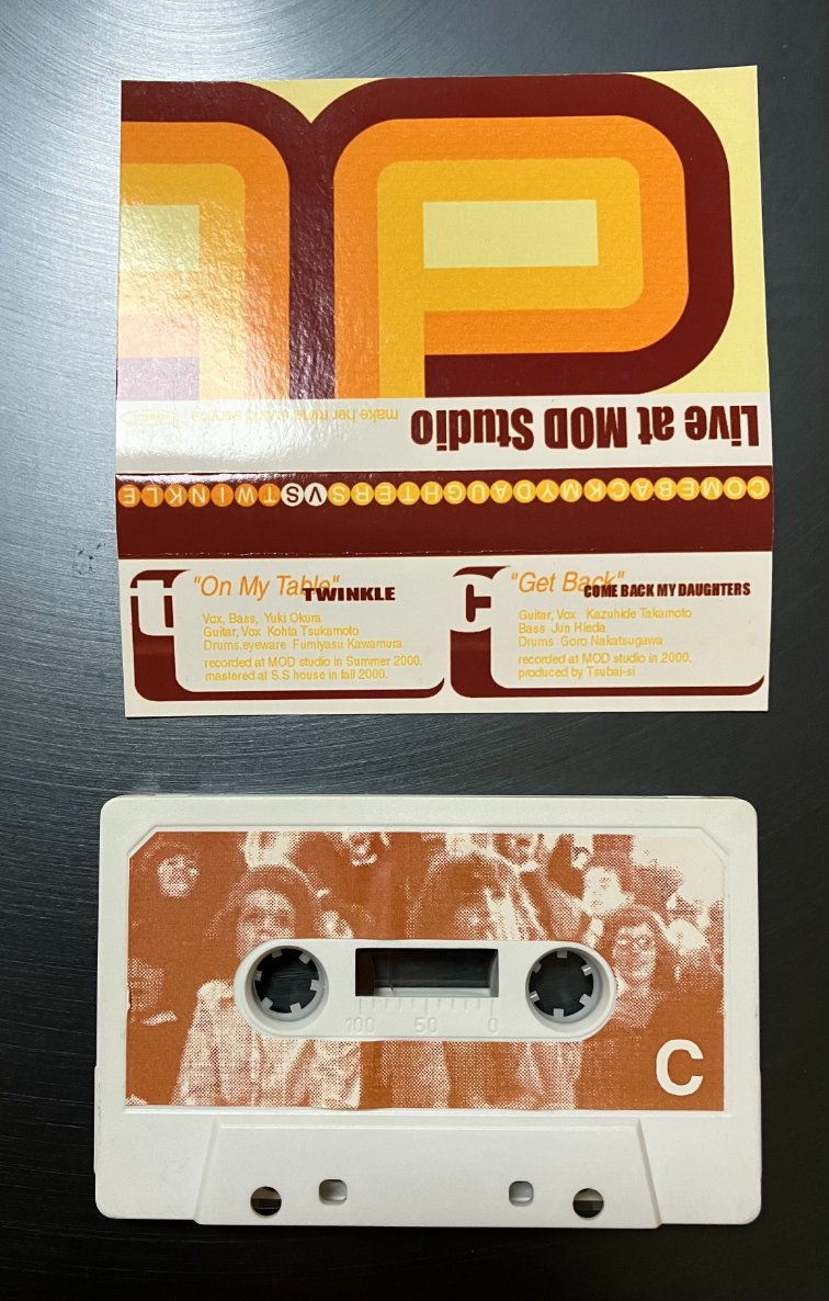 Top_40_Age's tweet photo. #871 COMEBACK MY DAUGHTERS (にTWINKLEとのSplit Tapeを添えて)
「MIRA」disk union Tシャツセットの物。
#マーチャンダイズ記録シリーズ #ComebackMyDaughters #CBMD #カムバック・マイ・ドーターズ #FAZZ #WordFinder #TheDekits #TWINKLE #FRUITY #SugarhillDowntownOrchestra https://t.co/KMVeetGFEF