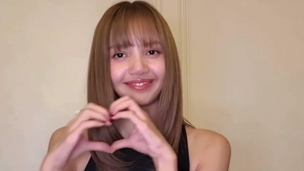 portalblackpink's tweet photo. #LISA venceu o prêmio de "BEST KPOP" pela terceira vez no #VMAs! 

Ser a maior de todos os tempos não é uma fantasia! - LALISA https://t.co/0jOPf3xk64