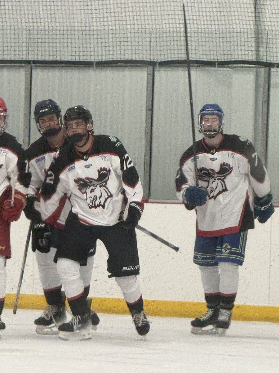Moose jump out to a 3-0 lead early in the 3rd.  Midwest comes roaring back in last 5 min, but Moose get GWG with over a min left to beat Midwest 4-3. #ccmhp18u 

Moose - Ballman, Kamm, Anderson, Kuechle

Midwest - Crawford, Paulsen, Kauffmann