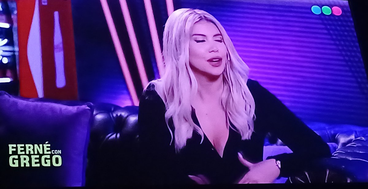 SweetKissesLizz's tweet image. Quién más mirando a Wanda Nara en #FerneConGrego por TELEFE. 
Waaaaaaannndaaaaaaa 💕