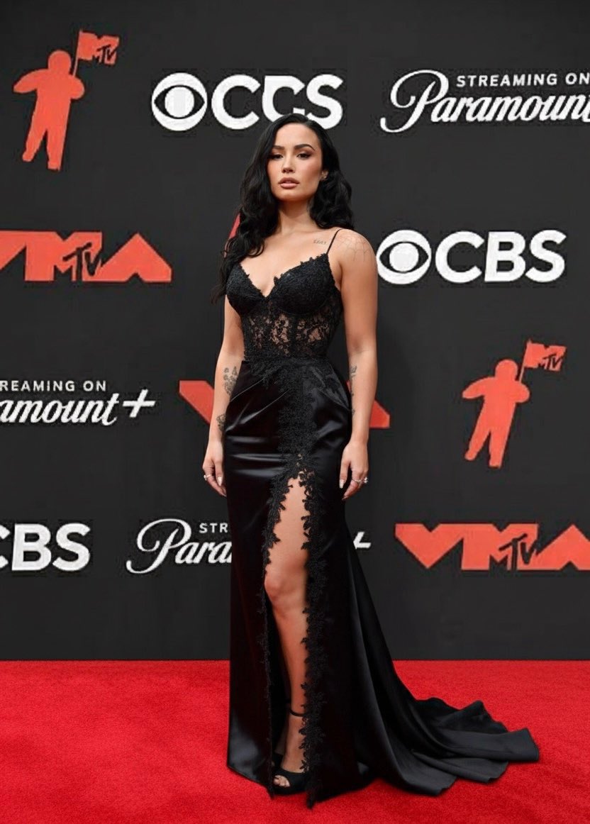 e360mktg's tweet photo. Empezó la alfombra roja de #VMAs 2025 ! 

¿Quién es tu favorito? 🤩

#arianagrande #demilovato #rickymartin #mtv #mtvvmas #vmas2025 #paramount #videomusicawards #sabrinacarpenter #vmas2025 https://t.co/aSNNEiL2ou