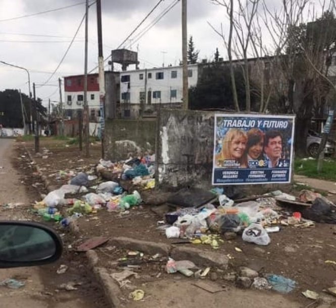 Argenpoirot's tweet photo. Fuerza Patria saco más de 20 puntos de ventaja en la Tercera Sección electoral. 

Ahí es donde más dinero destina la Nación en ayuda social, no tiene sentido gastar en gente que quiere vivir como en India, BASTA de planes. 

Les gusta vivir así 👇🏻

#EleccionesEnPBA https://t.co/L0TwBX3vY9
