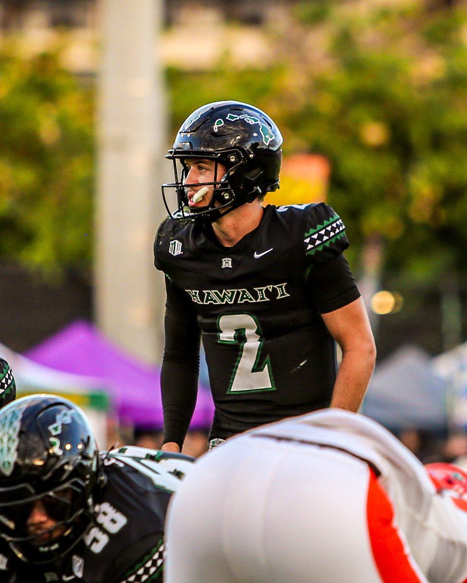 HawaiiFootball's tweet photo. Mouthpiece out. Balled out. 

#BRADDAHHOOD x #GoBows https://t.co/njZxr8YPIc
