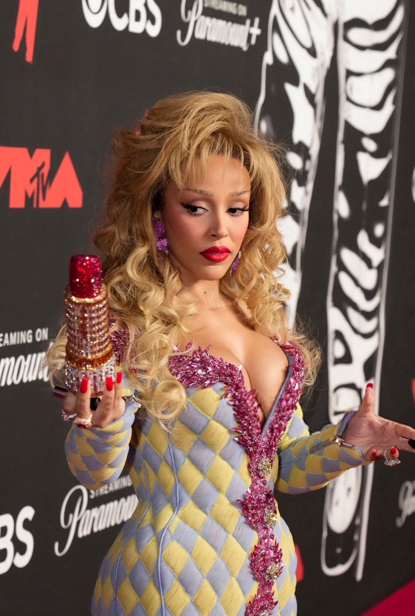 DojaAwards's tweet photo. .@DojaCat is the first rapper to win the “Best K-pop” award in #VMAs history. https://t.co/Wh2F5qU4m6