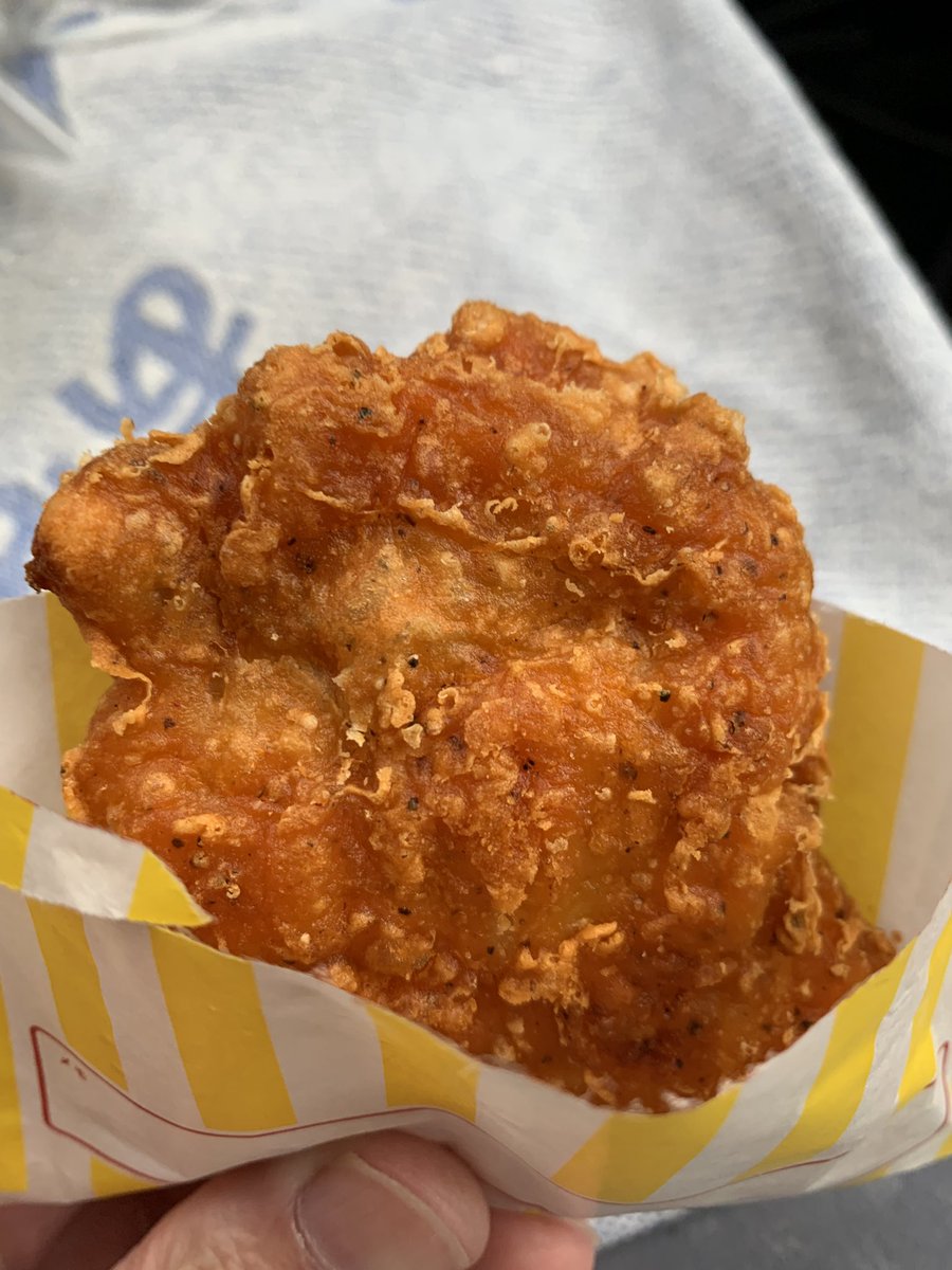 本日のスパイシーチキンです。

評価⭐︎⭐︎⭐︎

チキンから始まる一週間🍗
今週、こちらは天気悪いです☔️

一週間乗り切るか😓
#ファミマ
#スパイシーチキン