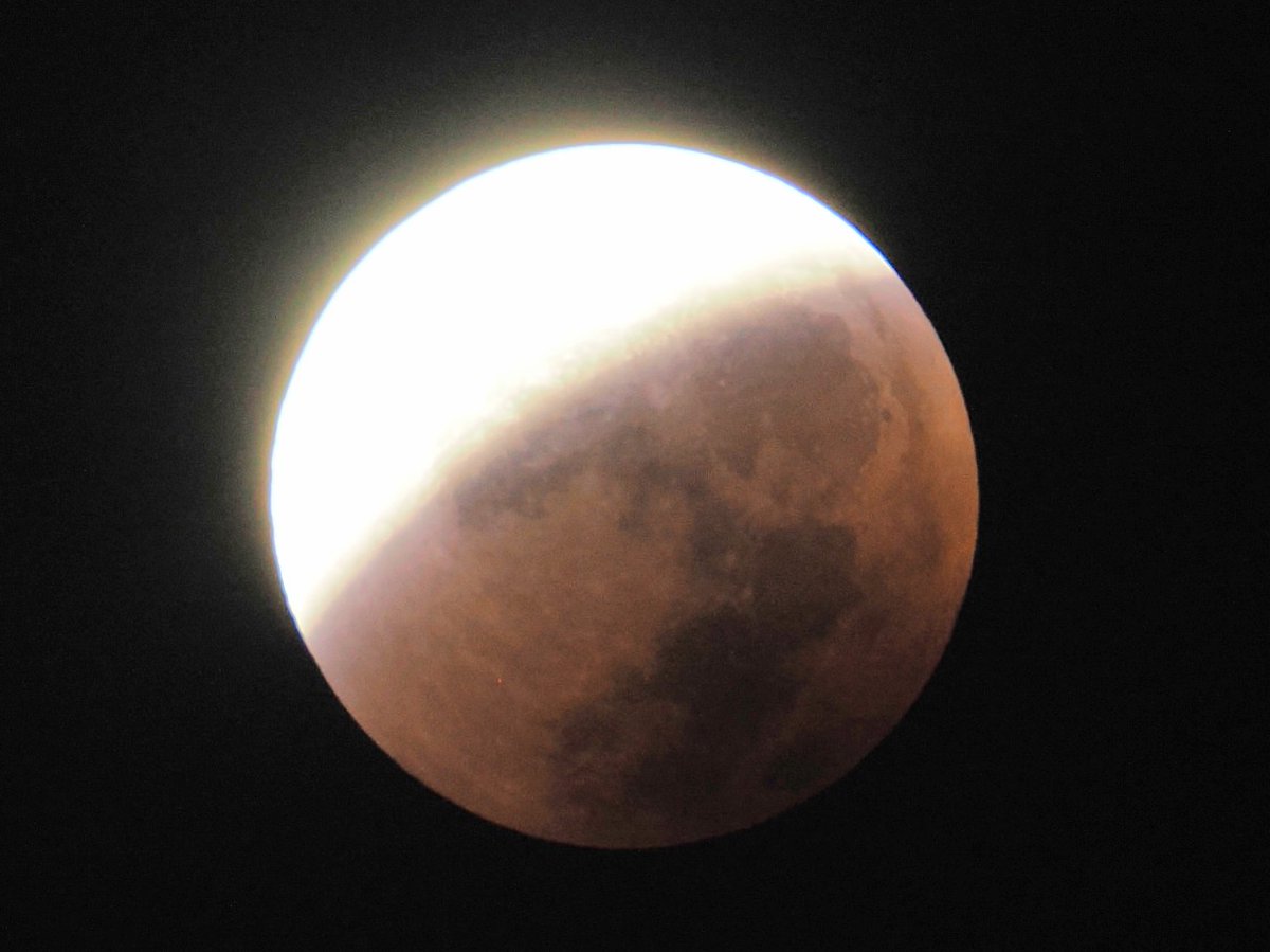 venomu2007's tweet image. とりま、jpegで3枚ほど取り出して拡大・明るく補正だけしてみたよ。

RAW現像してもそんなに変わらんだろうなー……🫠

#皆既月食2025 
#皆既月食 
#OM1