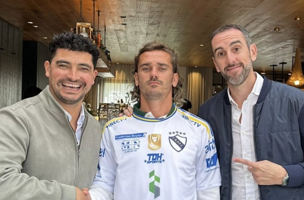 Antoine Griezmann estuvo en Uruguay y se puso la camiseta de Porongos.