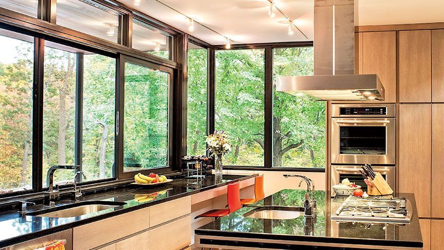 Create a wraparound viewing experience and open up a home to even more of the outdoors with the Pinnacle 90-degree corner window from Windsor.