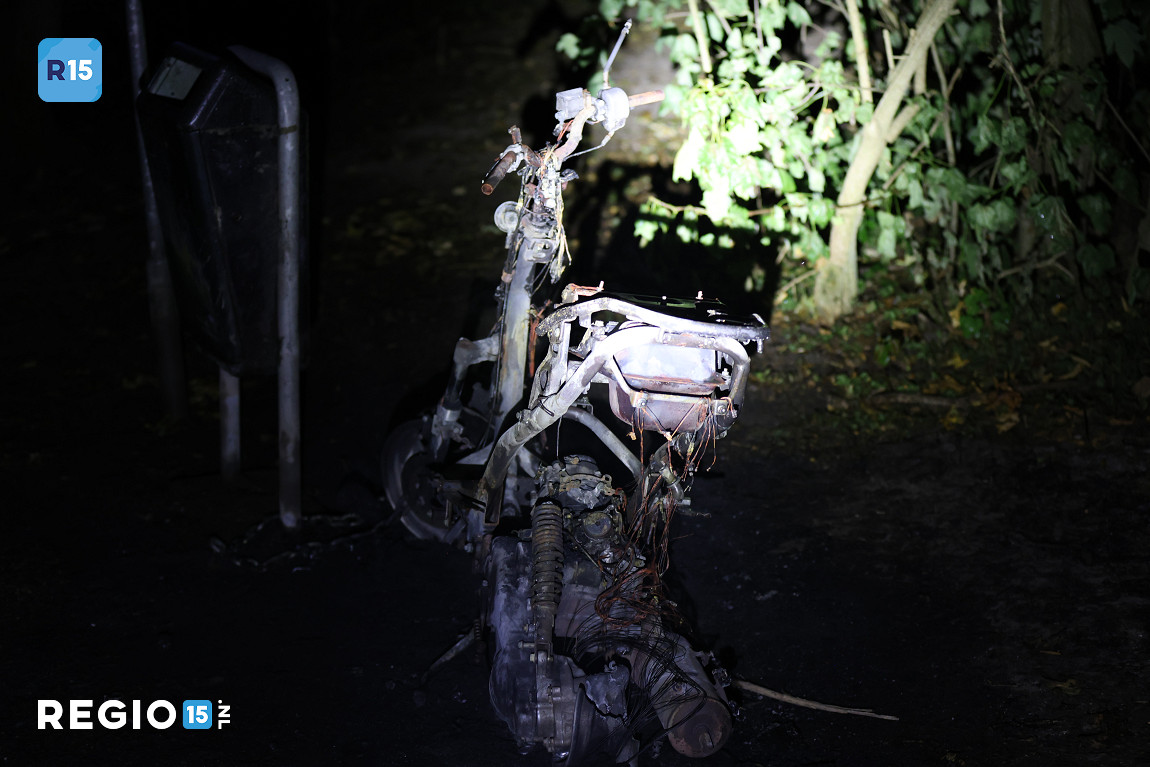 regio15's tweet image. Op de #Bieslandseweg in #Delfgauw is een scooter uitgebrand. Gaat vermoedelijk om brandstichting.