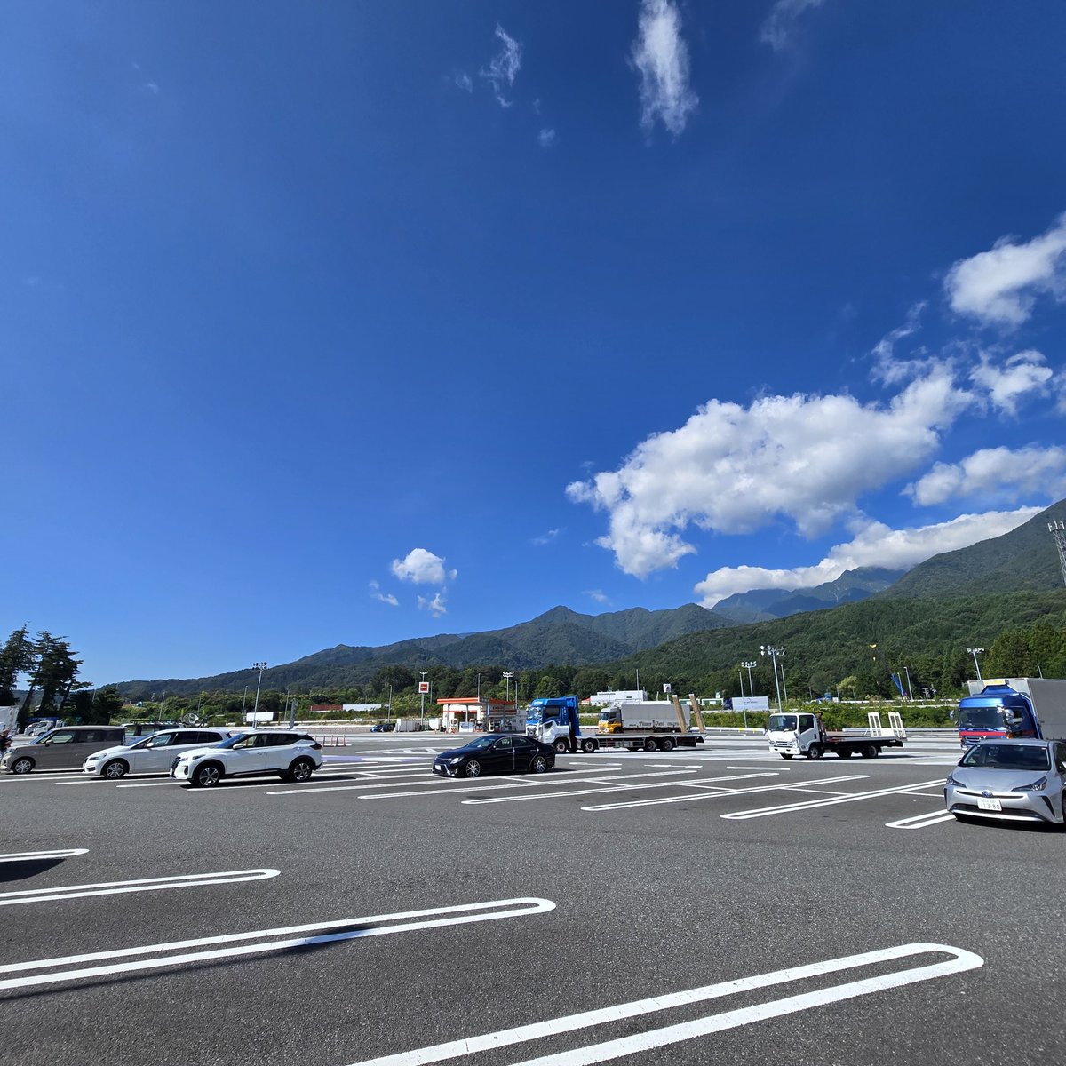 you1mtmt's tweet photo. 6:00時に群馬を出て
今、駒ケ岳SA 🚙🎶 https://t.co/PL05djceWl