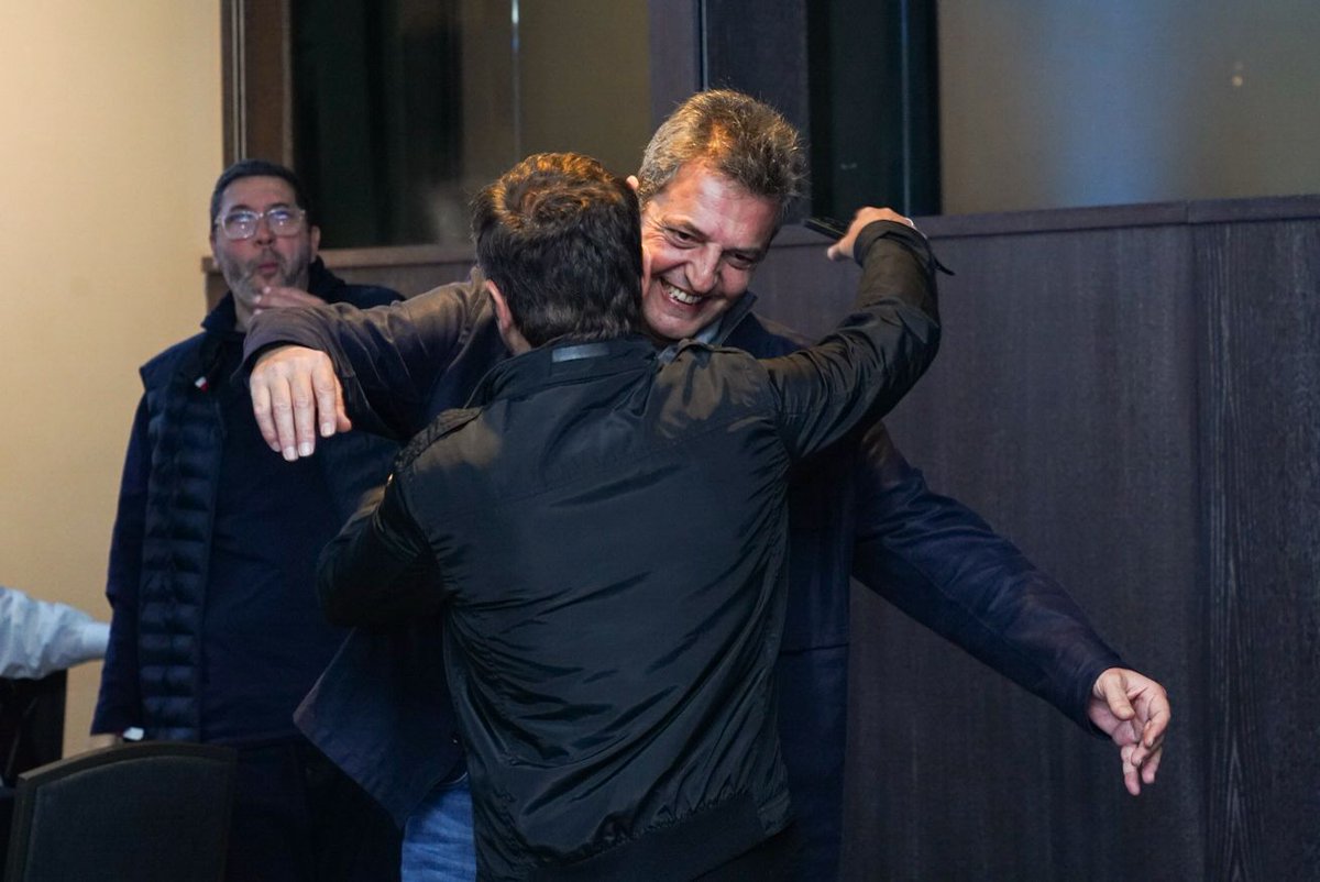 Dataclave (@dataclave) on Twitter photo 🚨#AHORA | MASSA Y KICILLOF, LA FOTO DE LA UNIDAD EN FUERZA PATRIA
📌El abrazo de los dirigentes del peronismo luego del contundente triunfo en las elecciones provinciales 🚨#AHORA | MASSA Y KICILLOF, LA FOTO DE LA UNIDAD EN FUERZA PATRIA
📌El abrazo de los dirigentes del peronismo luego del contundente triunfo en las elecciones provinciales