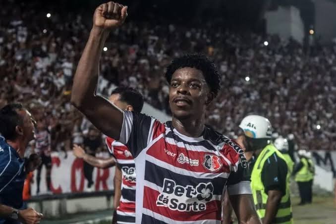 Tinha que ser dele. O maior exemplo de superação desse time. De criticado a herói, essencial pro Santa. Balotelli, me perdoa.
