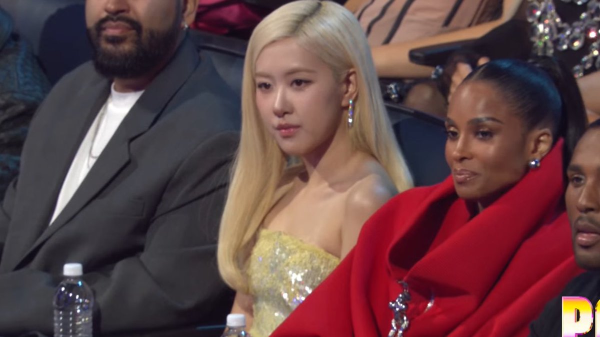 BLACKPINKBRASIL's tweet photo. Rosé no #VMAs 2025 🔥

VMAS PRESENTER ROSÉ
#ROSÉ_VMAs #ROSÉ https://t.co/oR5dWoDjBh