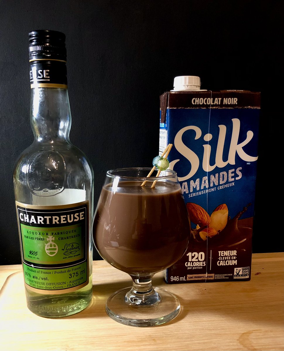 pres_reine's tweet image. 🥃 Santé !! 🥃
🌿Chartreuse 1/2 once = 1 cuillère à soupe 
Lait d’amande au chocolat 🍫 

#Prévention #remède #drink #cocktail #chartreuse #chocolat #santé