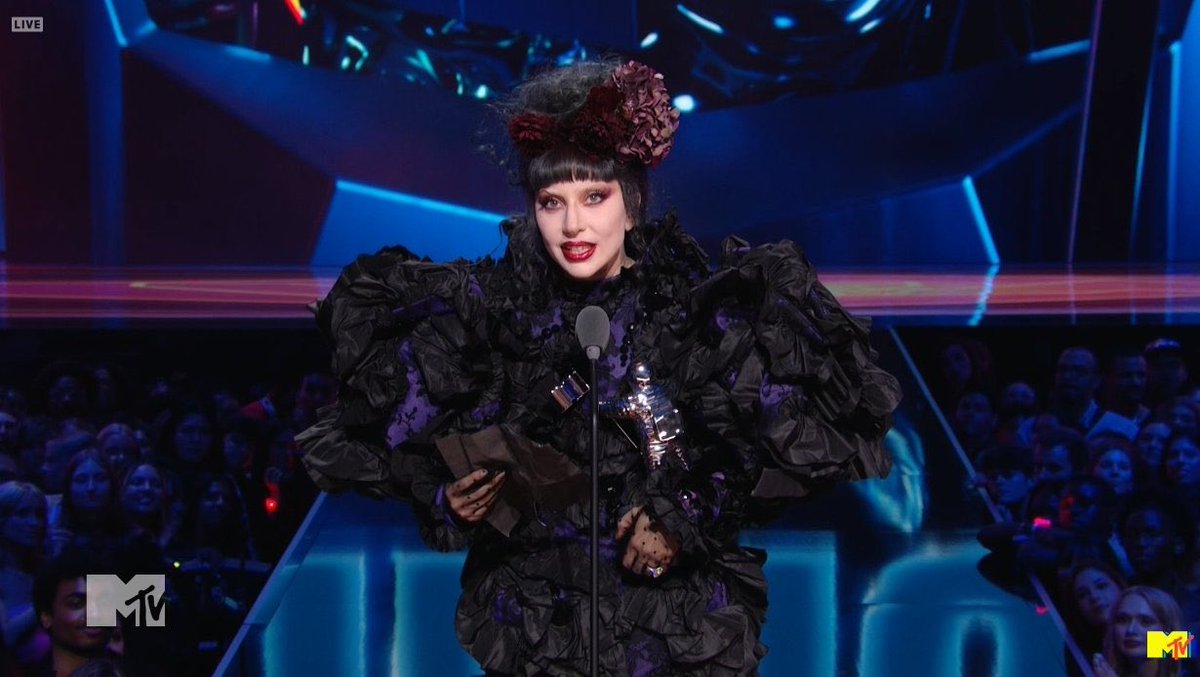 PopBase's tweet photo. Lady Gaga accepting the #VMAs award for Artist of the Year. https://t.co/gxTSnztzsy