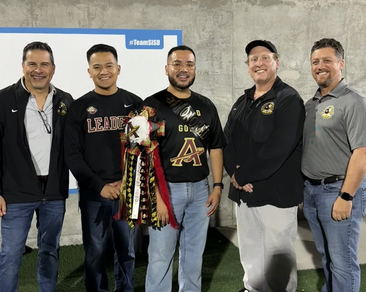 MannyEPTX's tweet image. Had a great time at the El Dorado Homecoming game Friday night! 🏈 

Big congratulations to the Aztecs on their win and to my friend, City Rep. Ivan Niño, recognized as the 2025 Honored Ex. Proud moments all around! 👏🏼 

#AztecPride #Homecoming2025