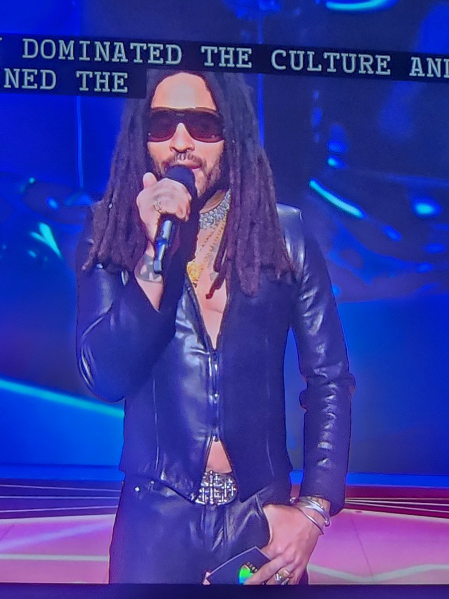 Im sorry does Lenny Kravitz age?😂 Or wear anything different 😂💚