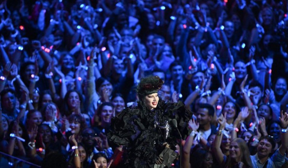 AMENARTPOP's tweet image. OUR ARTIST OF THE YEAR 😭😭😭 #VMAs