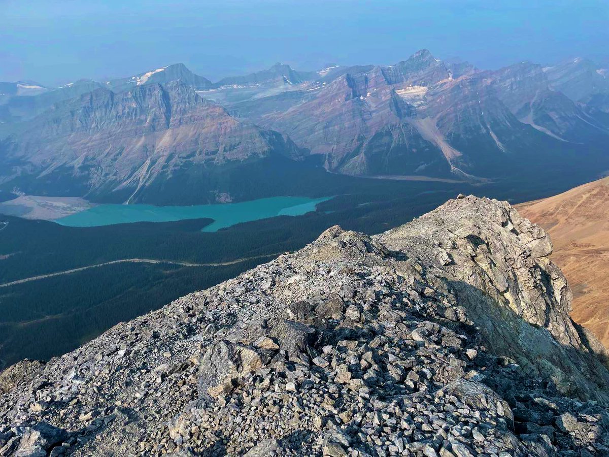 Simon_JonesYYC's tweet photo. 4/Reaching the false summit, great views of Peyto Lake emerge. There remains a 15 min trudge West to the true summit, passing by cornices, glaciers and uniquely coloured purplish scree. 1100m elevation and 6.5km in, the true summit gives expansive views. @CTVdavidspence https://t.co/ceYdXfitEe