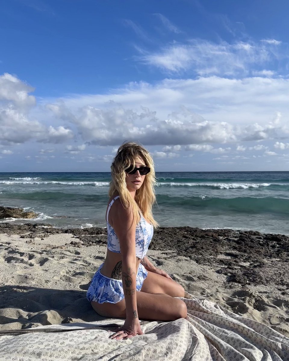 KeshaRose's tweet image. 