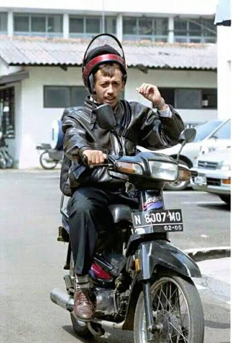 Pada usia 38, dia diracun di udara. 

Tetapi Munir tidak akan pernah mati. Dia akan terus hidup berkali-kali..