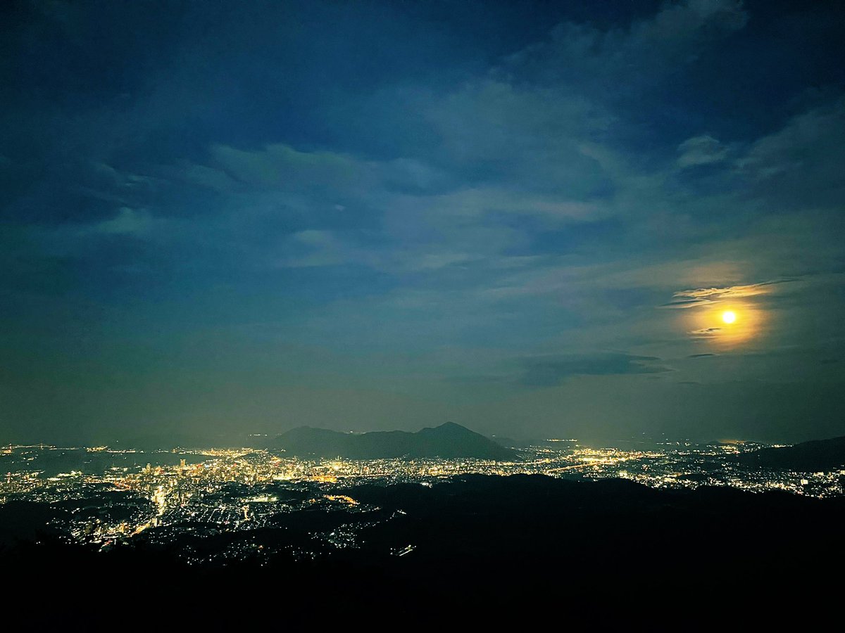 ngachi302's tweet photo. @OSAKA765 夜景と満月のコラボです🌝✨️トータスさんと #ガッチュー リスナーの皆さんがやっぱり暖かくて、じんとしました🥹ありがとうございました❤️‍🔥 私はお風呂のお湯だからまだ良かったけど床下浸水の方が泥やゴミが混ざって比にならないぐらい大変ですね💦来週の放送も楽しみにしています🥰 https://t.co/vdKrOs0VXR