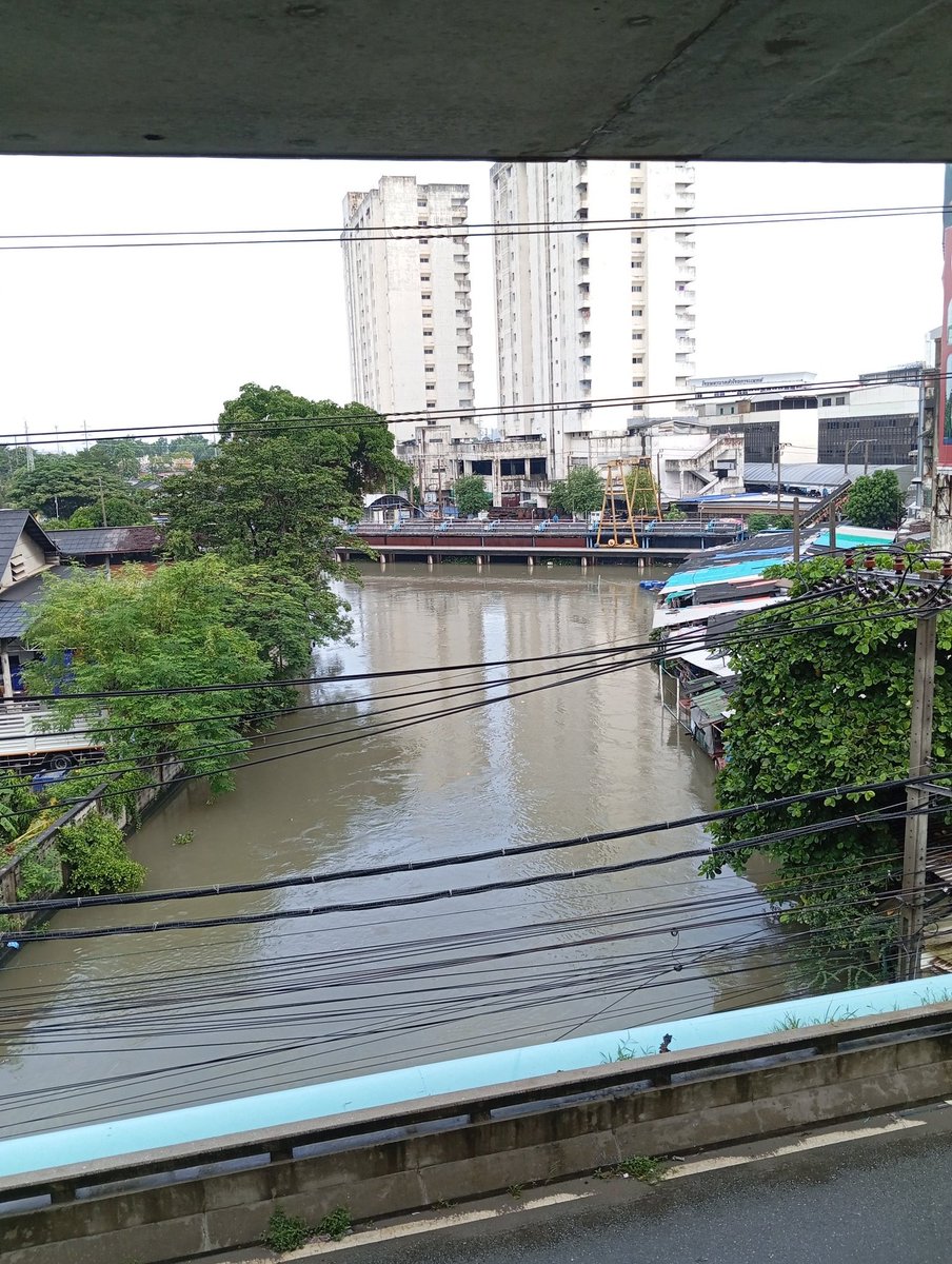 meng_mufc's tweet photo. น้ำเต็มคลองสำโรง 08/09/2568
#ฝนตก #น้ําท่วมสมุทรปราการ https://t.co/CknrAUtO73