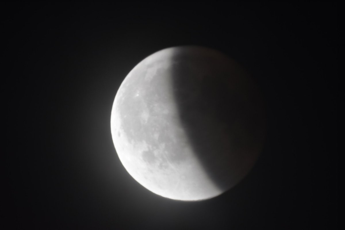 m_es20's tweet photo. تصويري لـ #خسوف_القمر بعد ماراحت الغيوم من سماء مكة المكرمة.

وقت ذروة الخسوف الكلي الغيوم كانت تحجب القمر بالكامل، ماصورت إلا نهاية الخسوف، سبحان الخالق الذي خلق كل شي🌕🌍☀️. https://t.co/dccKg2aEsh