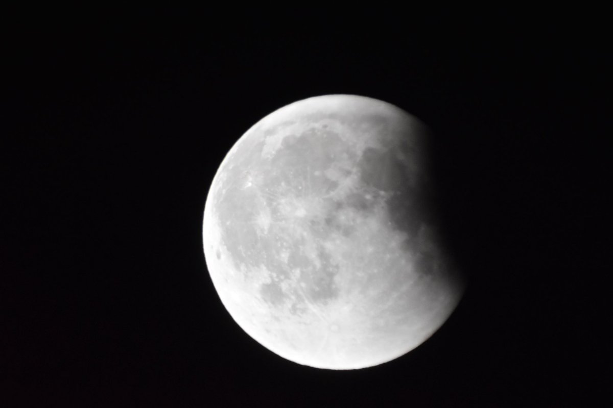 تصويري لـ #خسوف_القمر بعد ماراحت الغيوم من سماء مكة المكرمة.

وقت ذروة الخسوف الكلي الغيوم كانت تحجب القمر بالكامل، ماصورت إلا نهاية الخسوف، سبحان الخالق الذي خلق كل شي🌕🌍☀️.