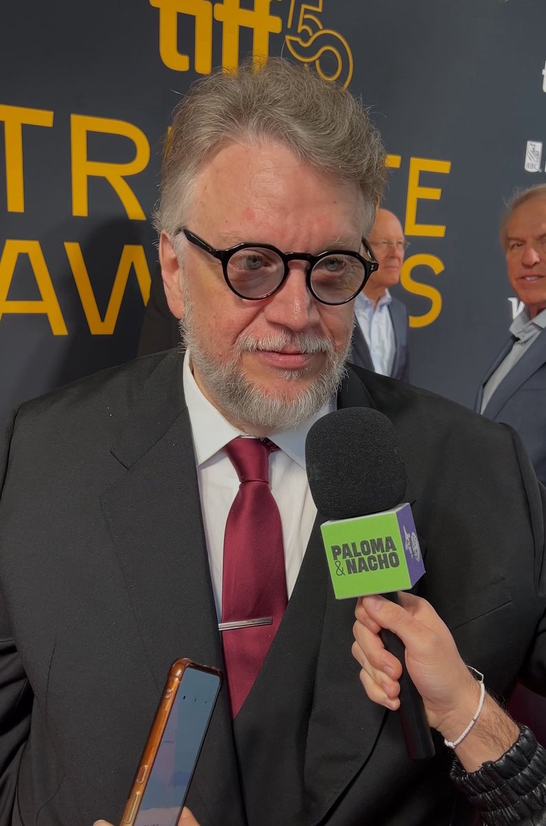 Nos habían avisado que Guillermo no iba a tomar preguntas de nadie en la alfombra, pero en cuanto escuchó que éramos mexicanos se paró sin pensarlo (y nos dio bastante tiempo). Tipazo