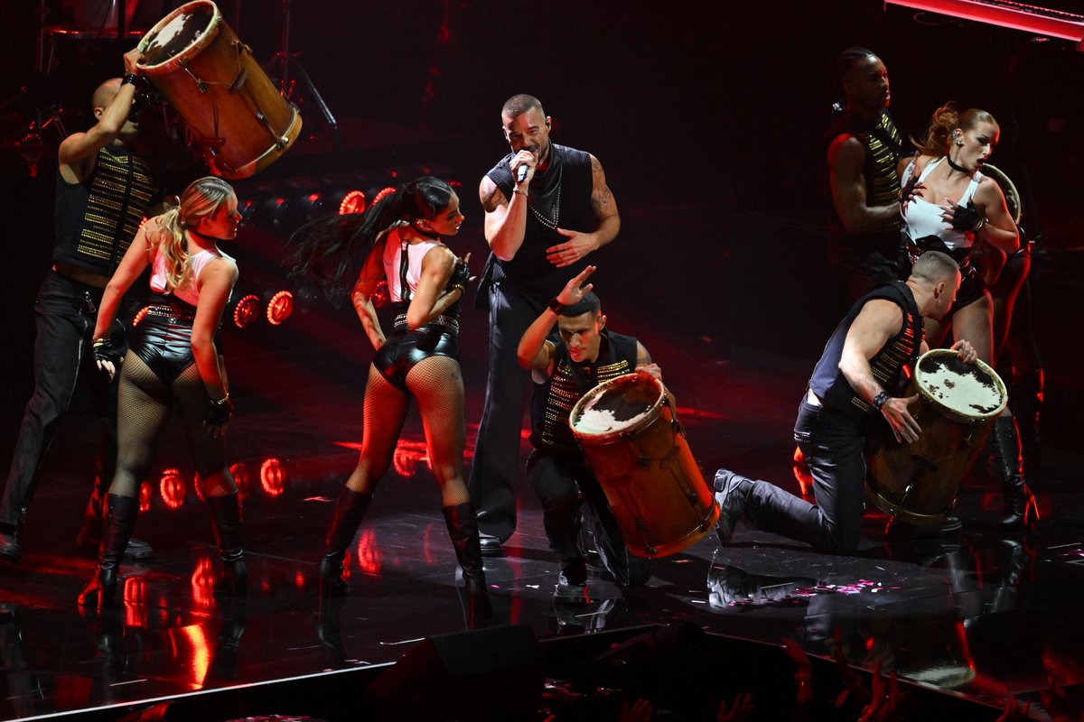 We're livin' la vida loca after <a href="/ricky_martin/">Ricky Martin</a>'s Latin Icon Medley at the #VMAs 🔥