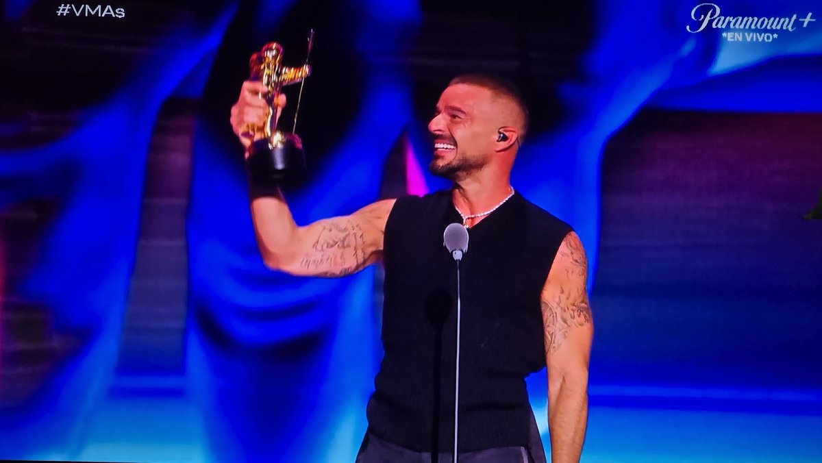 Muy merecido el reconocimiento a <a href="/ricky_martin/">Ricky Martin</a> con el primer premio a ÍCONO LATINO en los #VMAs