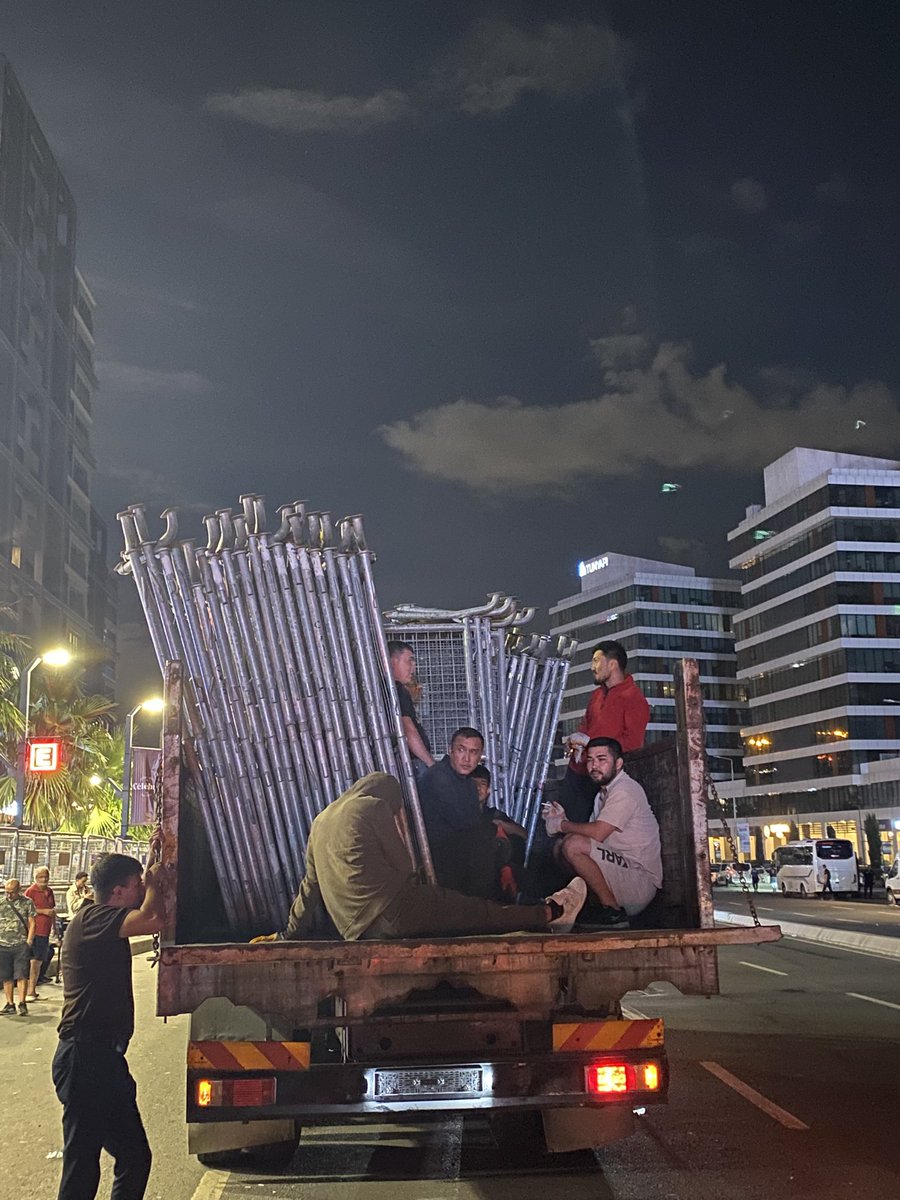 Polis mülteci çalışanlara barikat kurdurtuyor;D