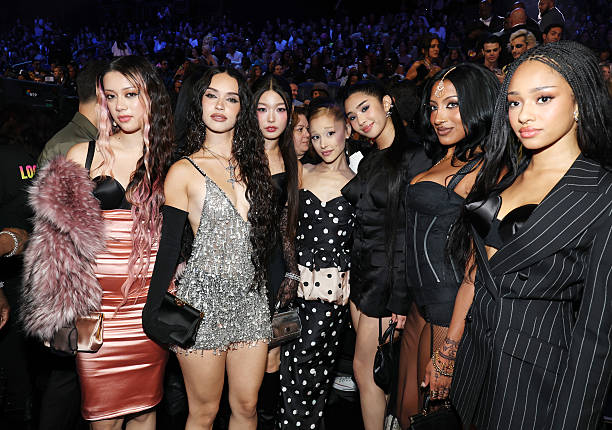 lthobrien's tweet photo. when queens come together to maximize their joint slay 💋 #vmas https://t.co/ZsVdThkLRQ