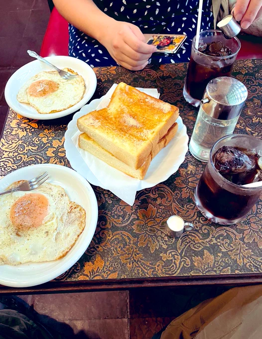 嫁とサテンでモーニングキメた