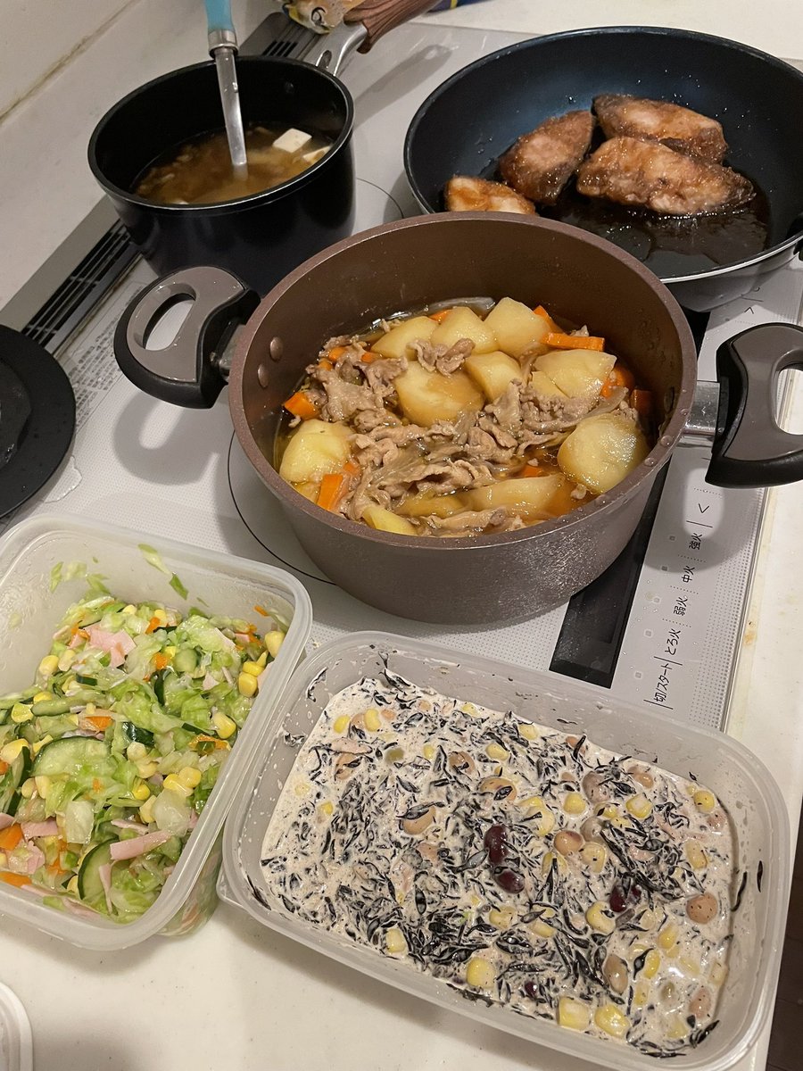 今週の作り置き
肉じゃが
ぶりの照り焼き
コールスローサラダ
ひじきと豆のサラダ