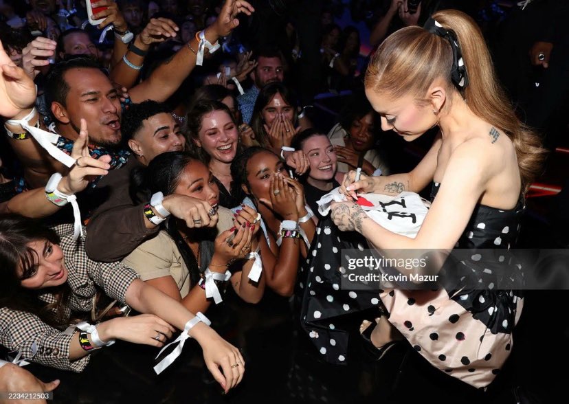 a ariana é a pessoa mais famosa na premiação e a única a parar pra falar com quem a colocou nesse patamar, escolhi a pessoa certa pra ser fã.