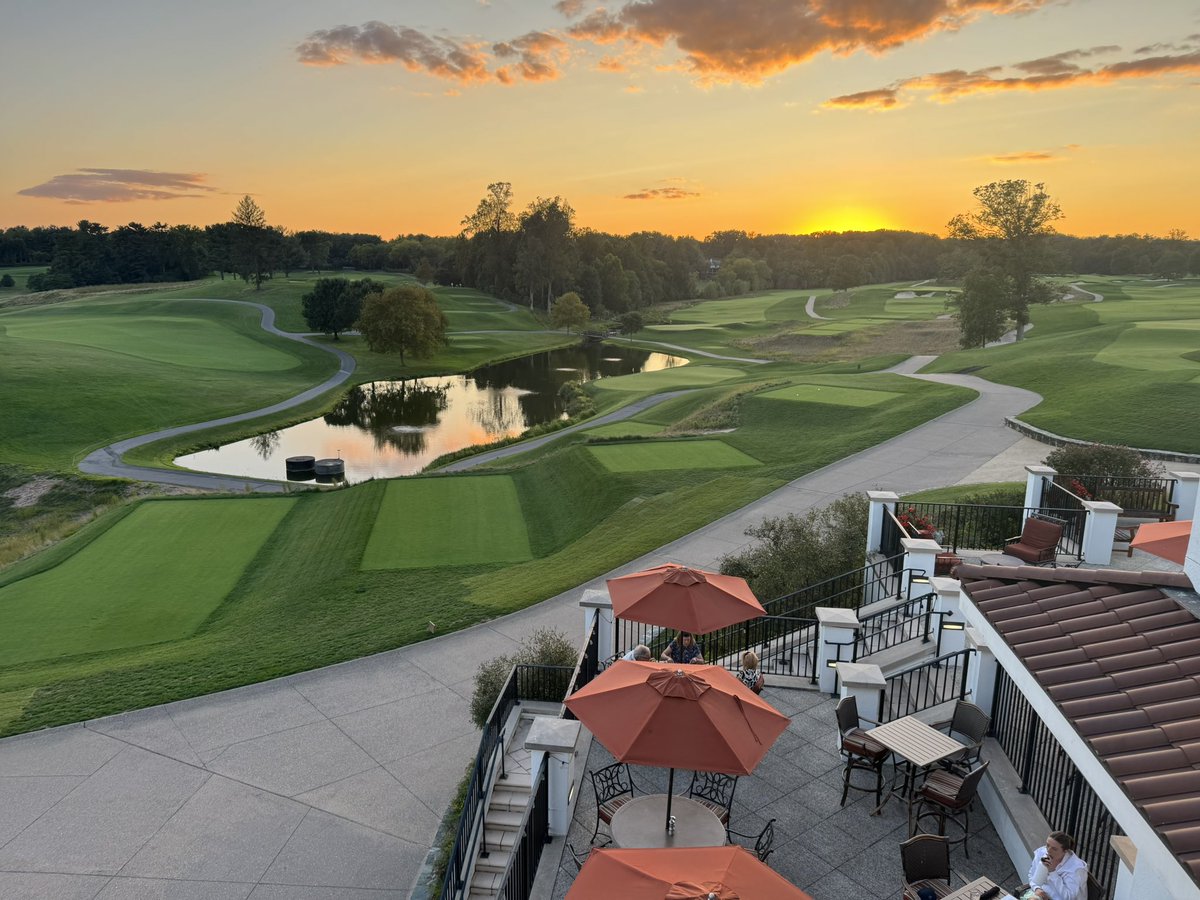 awesome_courses's tweet photo. Great sunset at Congressional Country Club in Washington DC tonight 💯 https://t.co/MGHCfV5cMz