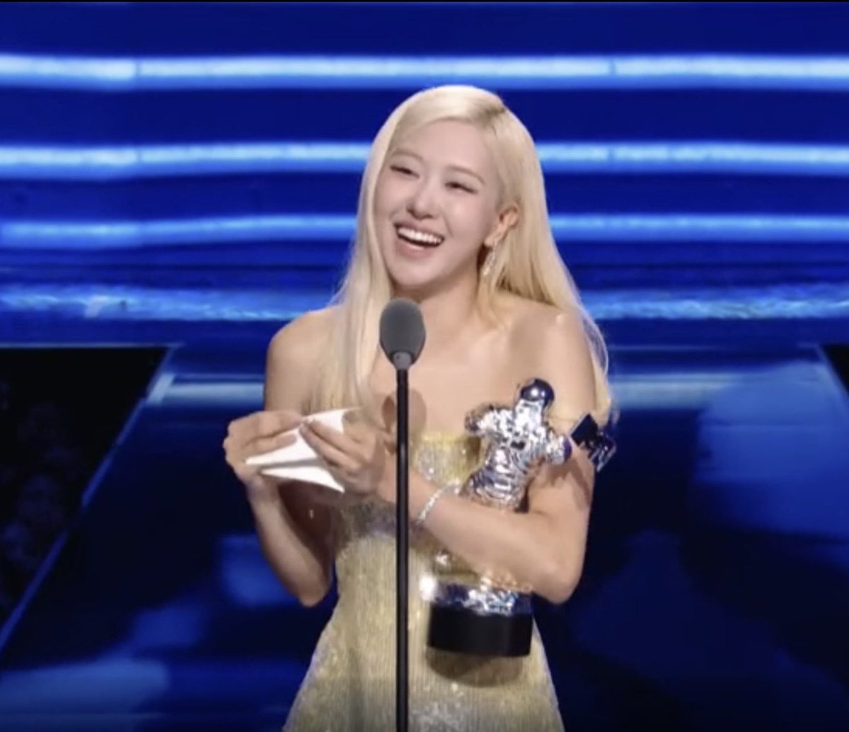 PopCrave's tweet photo. ROSÉ shouted out her BLACKPINK members in “Song of the Year” #VMAs speech. https://t.co/MNQBWAIkAR