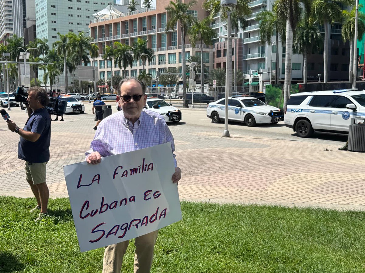 AnaTeresitaGF's tweet photo. #Hoy un grupo de connacionales  residentes en EE.UU condenaron la política de sanciones del gob. de EEUU vs Cuba y las medidas q asfixian al pueblo cubano

La manifestación, frente a la llamada Torre de la Libertad, en Miami, reclamó el apoyo a la familia cubana 

#TumbaElBloqueo https://t.co/aBplAIoAvc