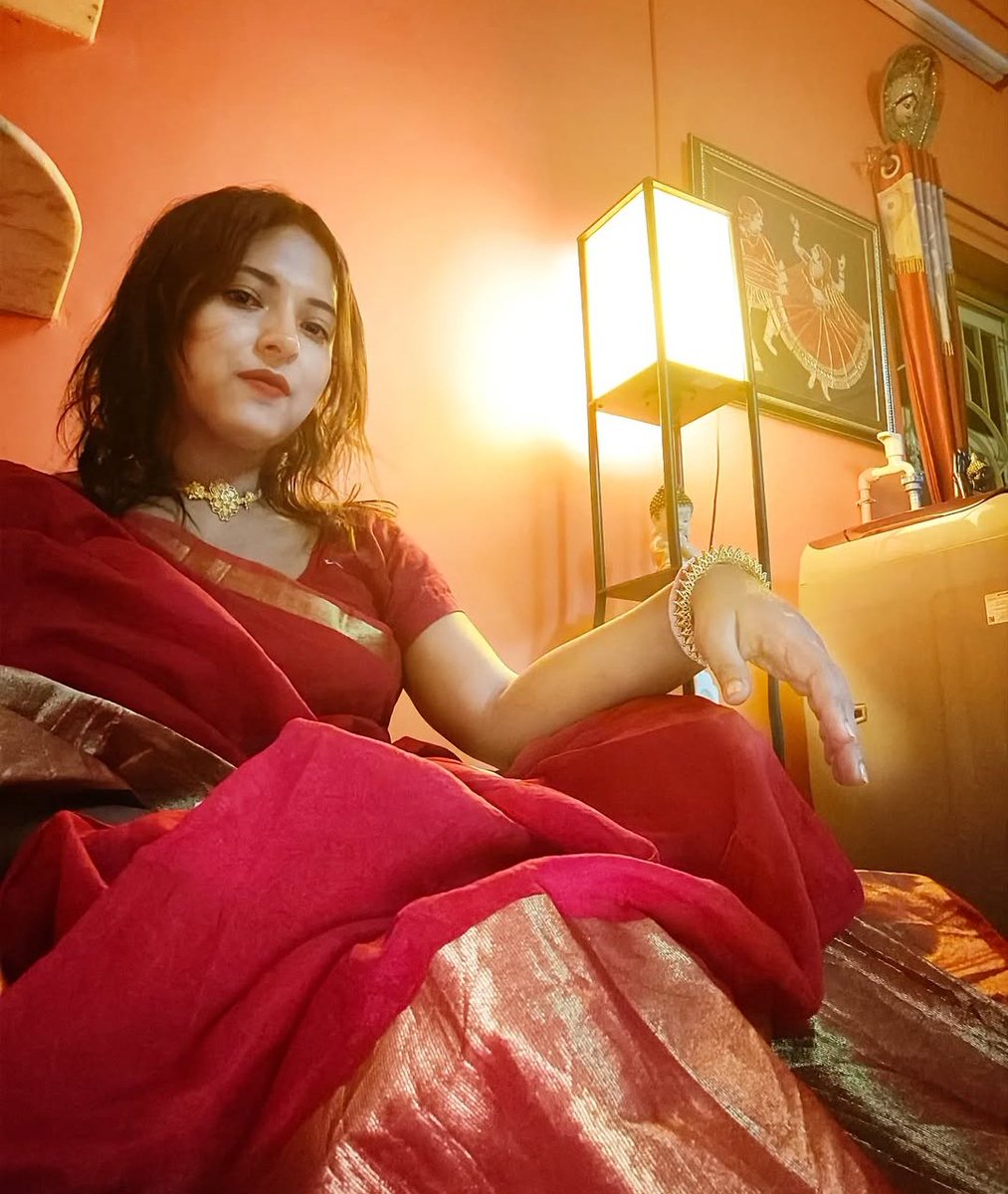 पति घर का खर्च देता है, लेकिन अपनी ऐश के पैसे उसकी चुदाई से कमाने पड़ते हैं। हर ठुकाई के 500. महीने का 7-8 हज़ार उसके लंड की दया पर मिल जाता है। जितना ज़्यादा चुदवाऊंगी उतना ही मेकअप कर खुद को और हॉट बना पाऊंगी, और जितनी ज़्यादा सजुंगी उतना ज़्यादा बाजुंगी..🤭