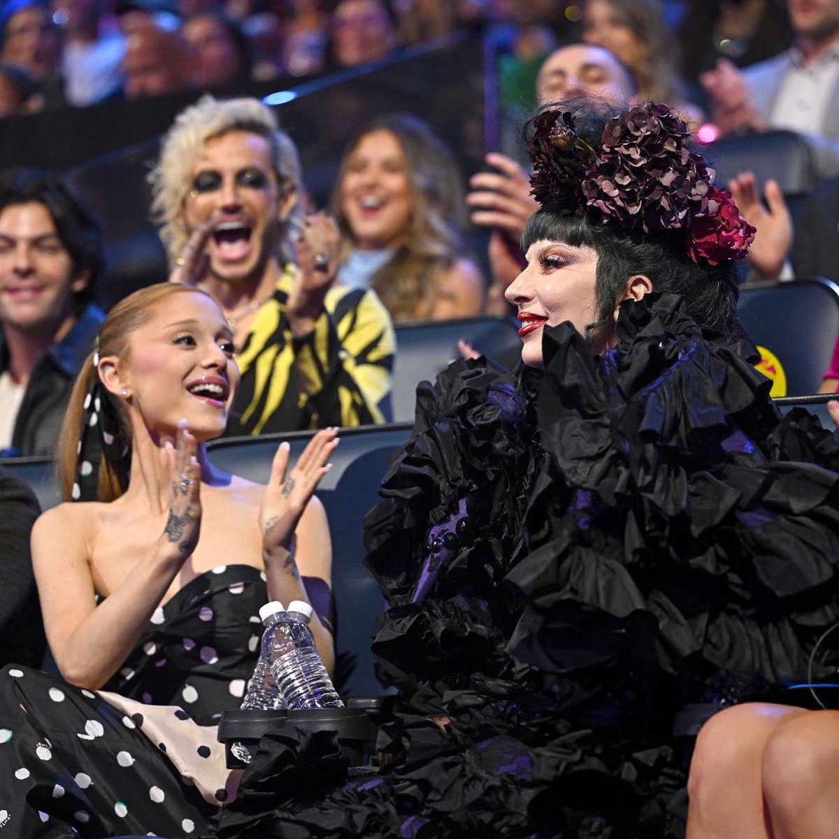 AMENARTPOP's tweet image. the way i can hear his voice through this picture 😭 #VMAs