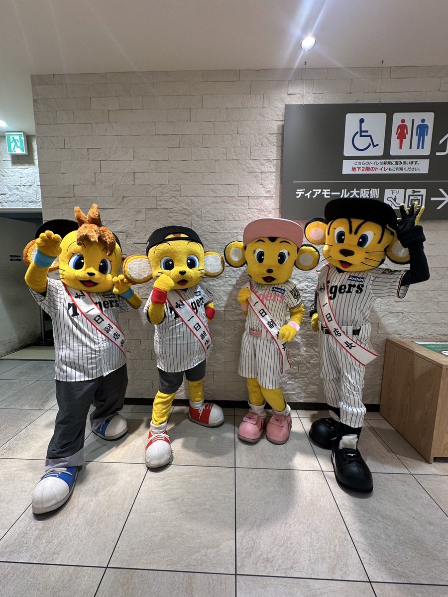 マスコットたちは今日は阪神百貨店の優勝セールにかけつけています