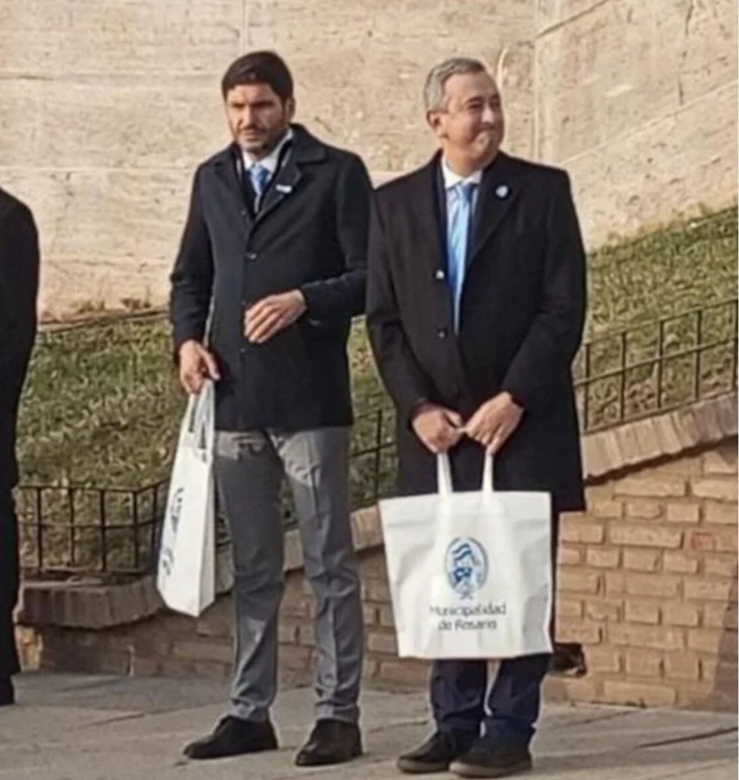 Comparte a estos dos arrastrados de la mala suerte para recordar que los que ahora en adelante se presentarán como opositores fueron los que hasta ayer le votaron todo el gobierno