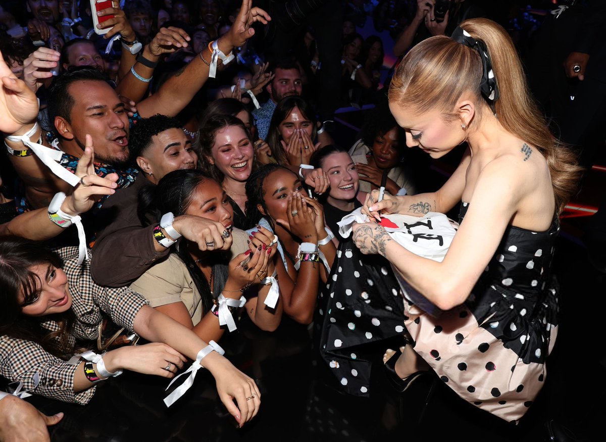STOPPP ARIANA SIGNING THINGS FOR PEOPLE IN THE AUDIENCE