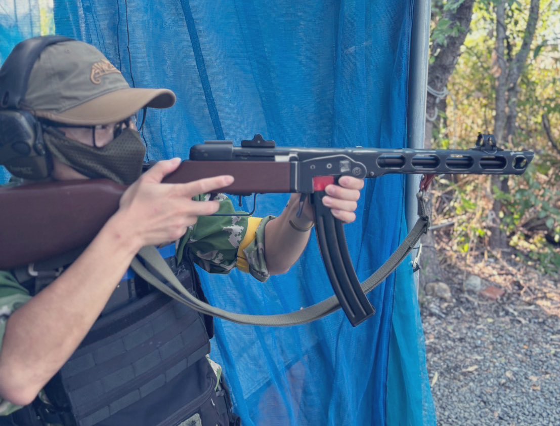 Fc7Ty's tweet photo. #サバゲー
#ppsh
#ぺぺシャー
せっかくppsh買ったし、タルコフ味を目指して装備組んでみますた。
新しいシューティンググラスがオタク感あって実に良きでした。笑 https://t.co/OYju1PqHcN