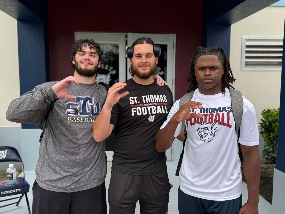 ColumbusFtball's tweet image. 🚨 Columbus Football Alumni Spotlight 🚨

Big weekend for three of our Explorers! 💪💙❤️

🔥 Konner Mann (C/O ‘23)
🔥 Manuel Fraga (C/O ‘23)
🔥 Hezekiah Downs (C/O ‘25)

All three helped lead St. Thomas University to a dominant 55-7 win this weekend!

#ColumbusFootball #CPride